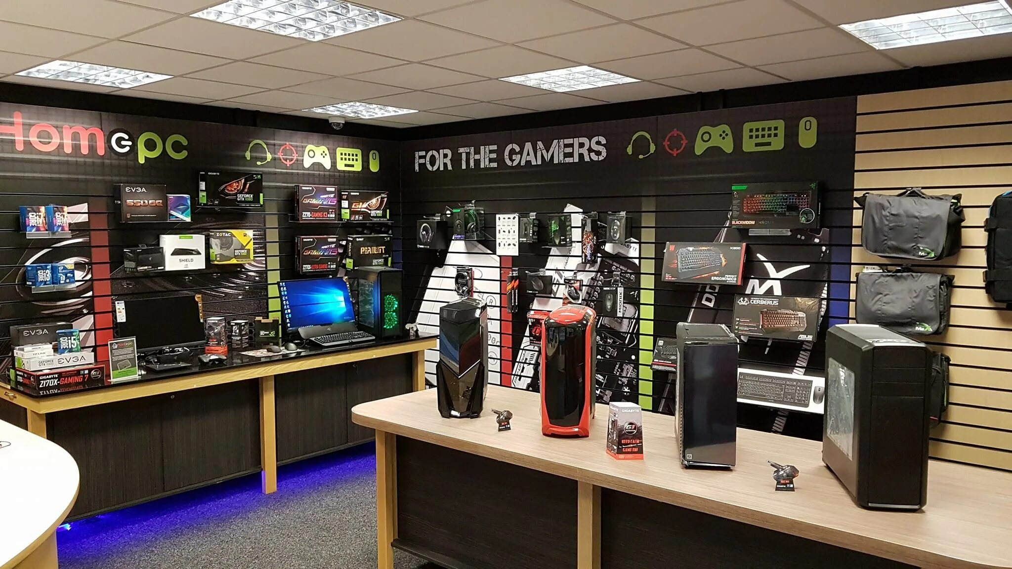 Robuxbuy store. Магазин комплектующих для компьютера. Магазин игровых компьютеров. Магазин компьютерных ИГ. Дизайн компьютерного магазина.