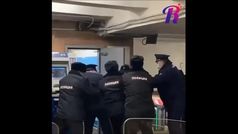 Убитый полицейский в метро. Дебошир напал на полицейского в метро. На Щукинской в метро драка.