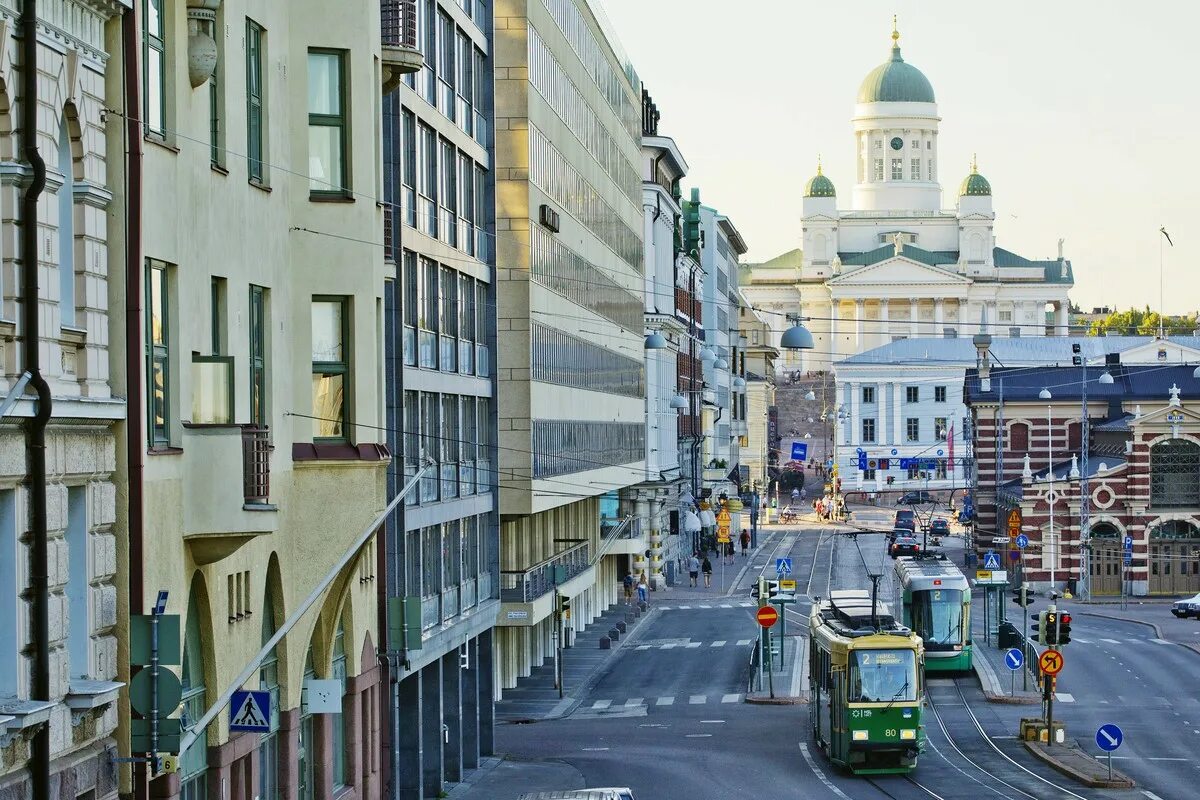 Хельсинки март. Финляндия Хельсинки. Хельсинки улочки. Финляндия Хельсинки улицы. Люди на улицах Хельсинки.