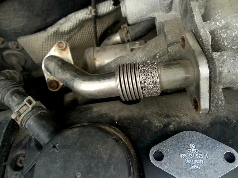 Как заглушить егр. Заглушка егр т5 2,5. егр vw t5. заглушки егр фольксваген т5 1.9. трубка егр vw 1.9.