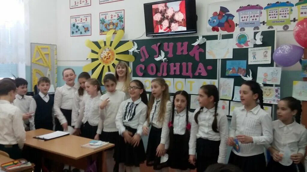 11 гимназия каспийск директор. Школа 2 каспийск. Сайт сош 2 каспийск. 3 школа каспийск. Директор школы 2 город каспийск.