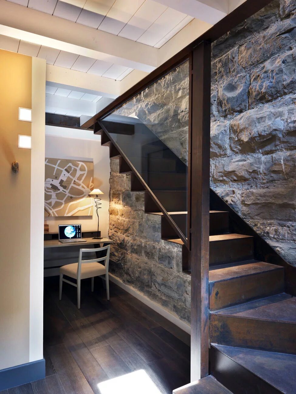 Как закрыть первый этаж. Лестница в интерьере. Лестница в цокольный этаж. Камень и дерево в интерьере квартиры. Внутренняя отделка дома в стиле лофт.