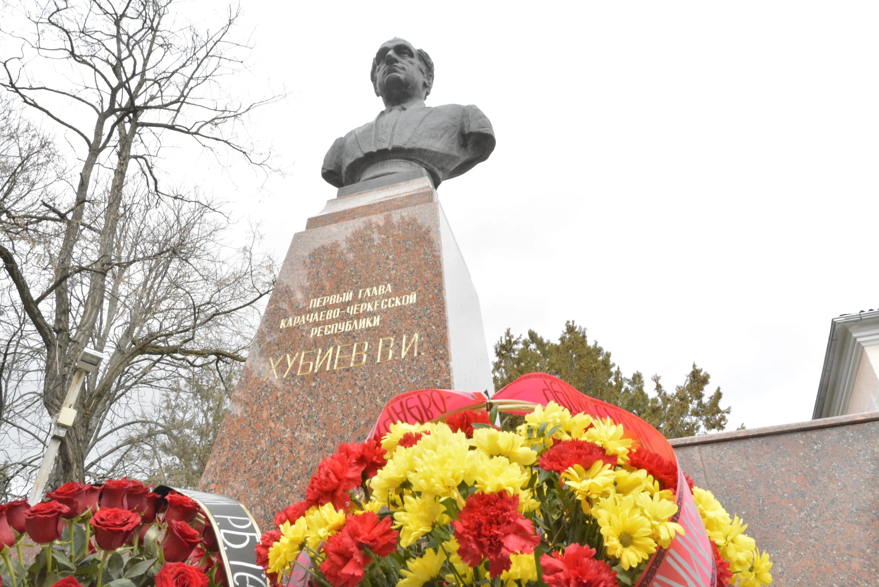 Хубиева черкесск. Памятник Хубиеву в Зеленчукской.