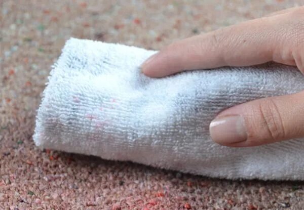 Запах от ковра после стирки. Запах от ковра после стирки. Как отмыть лак с подушки. Выведение пятен с коврового покрытия. Грязный ковер.
