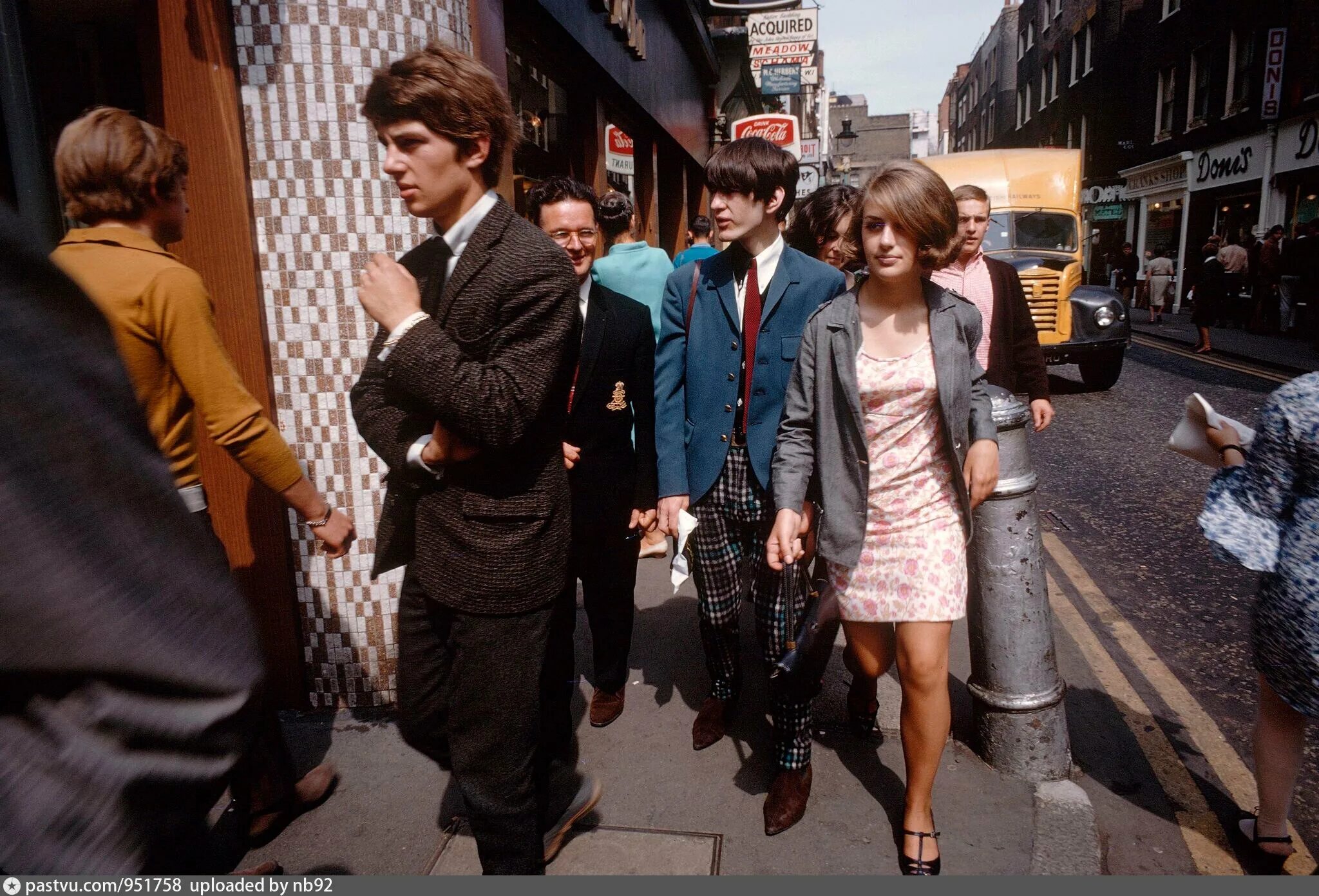 Carnaby Street 1966. Мода Лондон 60-е. Свингующий Лондон мода 60х. Carnaby Street 1960. Моды британия