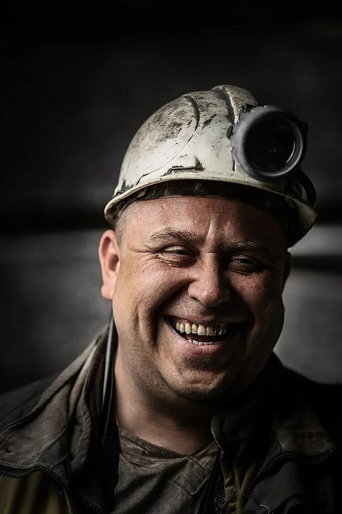 Авито шахтер. Шахтер в шахте. Лицо рабочего. Портрет рабочего человека. Шахтеры.