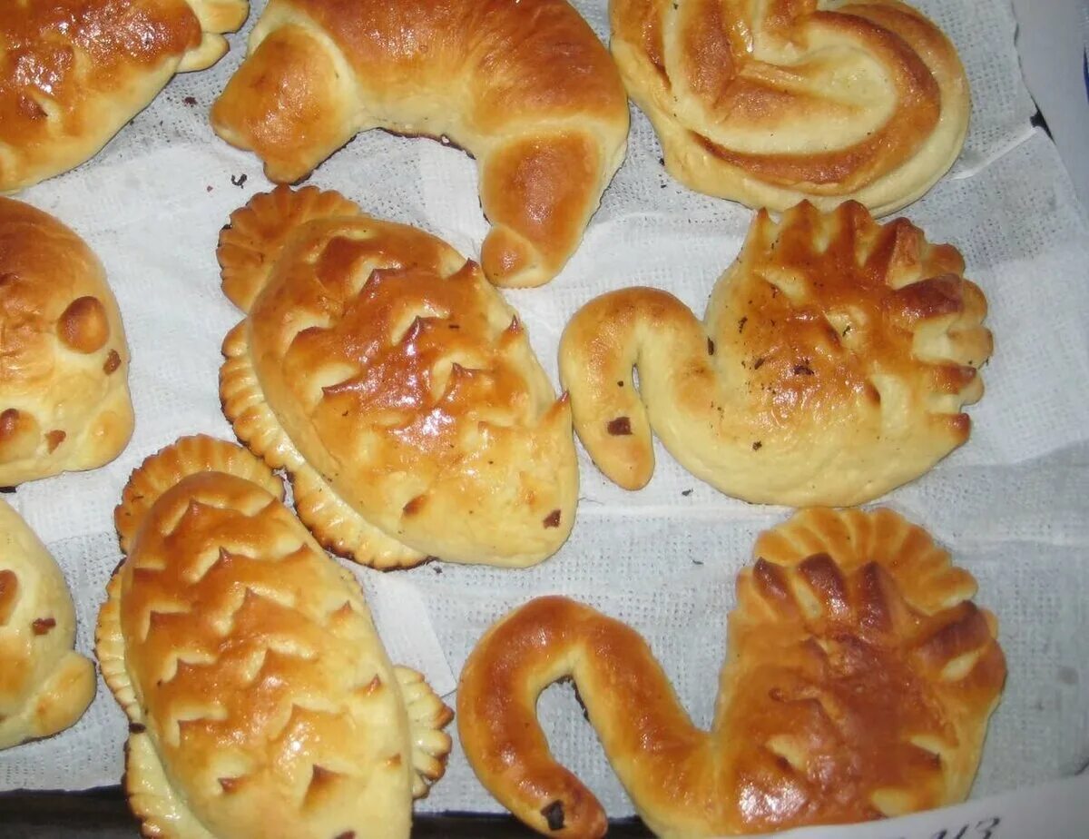 Какой пирог можно сделать из теста. Фигурки из сдобного теста. фигурная выпечка. красивые формы булочек для детей. фигурные булочки из дрожжевого.