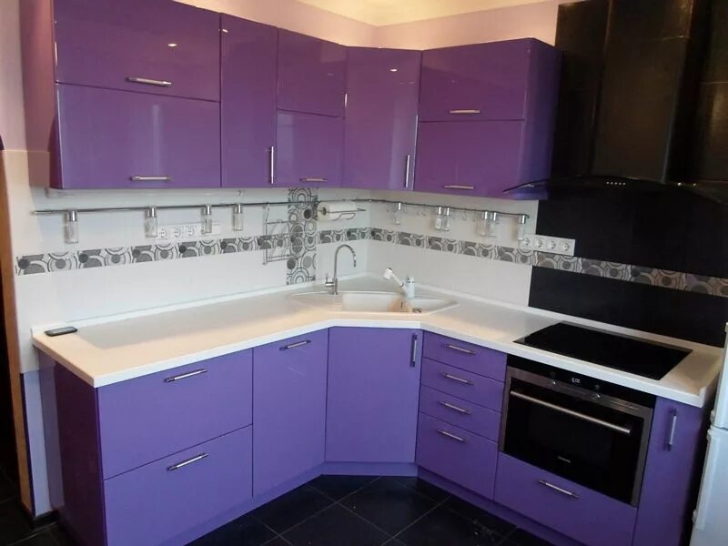 Купить кухню эмаль. Кухонный гарнитур фиолетовый. Кухня в сиреневом цвете. Сиреневые кухни угловые. Фиолетовые кухни угловые.