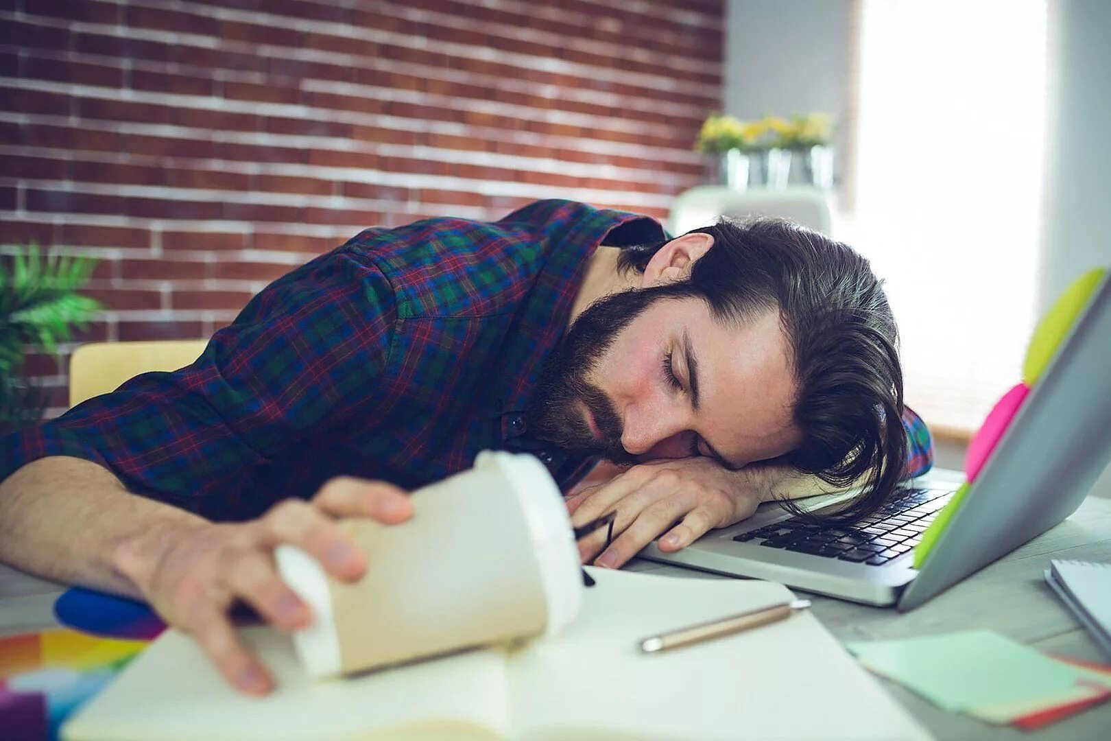 He was exhausted. Спит за компьютером. Уснул за компьютером. Человек уснул за компьютером. Спит на столе.