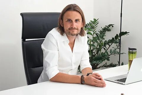 Директор работает 4
