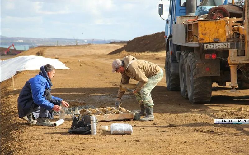 Профессия человека который ищет залежи. Геологи нашли нефть под Тавридой. Геологи нашли нефть в Керчи. Геологи ищут нефть. Геолог ищет нефть фото.