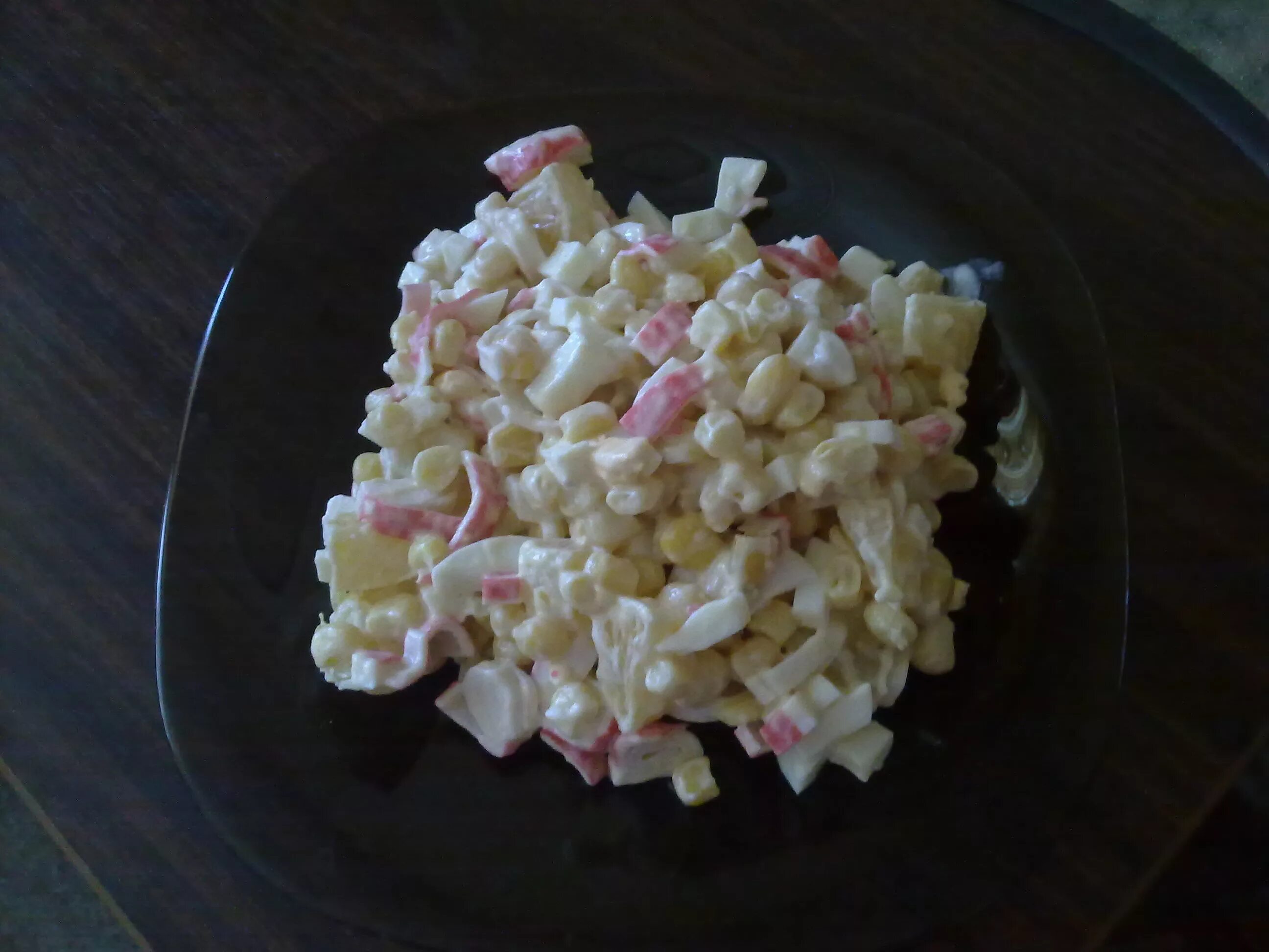 Салат с крабовыми палочками и рисом. Крабовый салат сколько яиц. Салат с крабовыми палочками и кукурузой и рисом. Салат с крабовыми палочками и кукурузой и рисом. Салат с крабовыми палочками и кукурузой и яйцом.