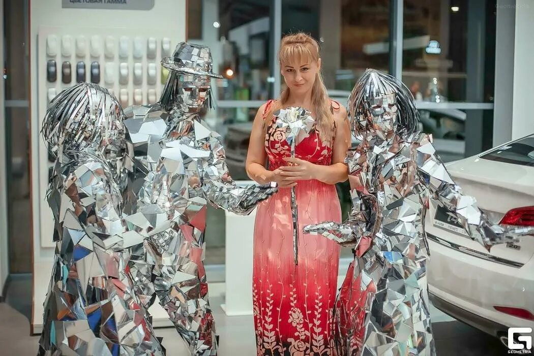 Crystal men. Костюм из стекла. Зеркальный человек костюм. Зеркальные костюмы аниматоров. Зеркальные люди на свадьбе.