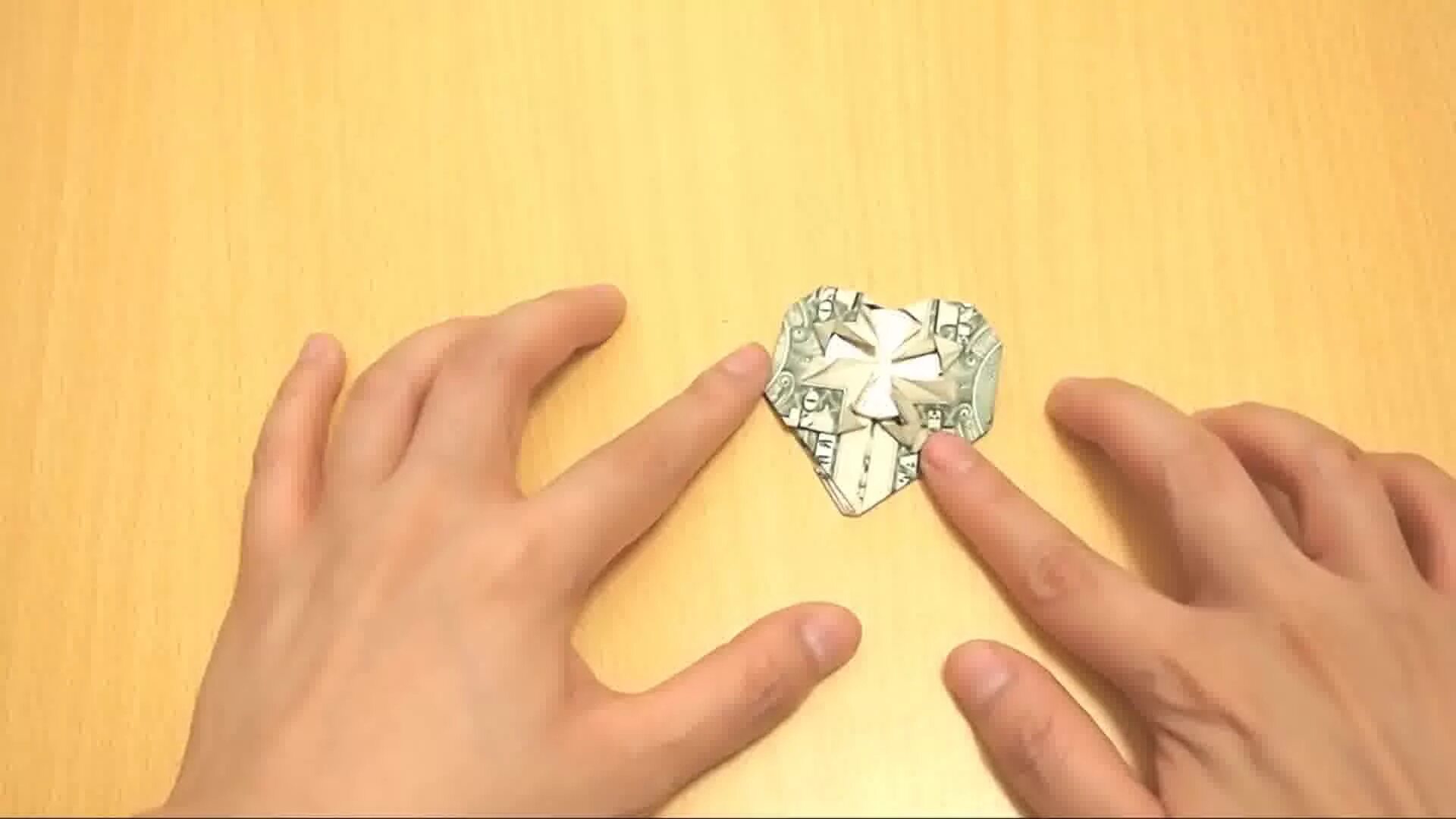 Как сложить купюру в сердечко. Кольцо с сердечком из купюры. сердечко из купюры 100 рублей. сложить купюру сердечком пошагово. сердечко из евро оригами.