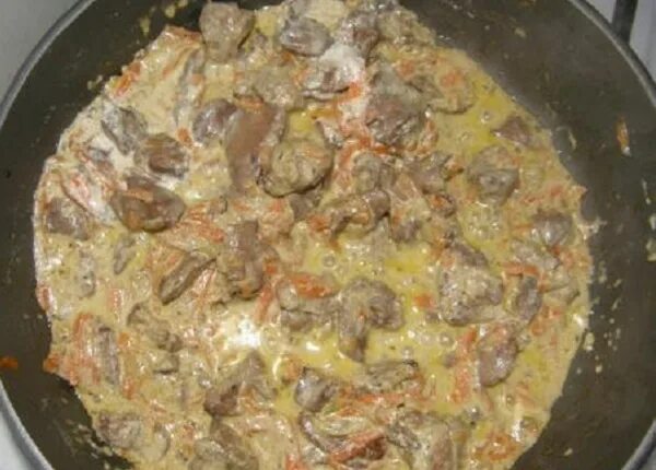 Куриная печень в сметане на сковороде. Печень с овощами. Вкусно приготовить куриную печень быстро на сковороде. Обжаренная куриная печень. Печень куриная жареная.