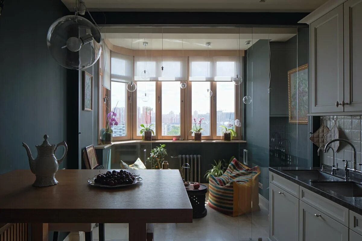 Дизайн балкона кухни фото. Кухня на балконе. Кухня совмещенная с балконом. Кухня Объединенная с балконом. Кухня с панорамным балконом.