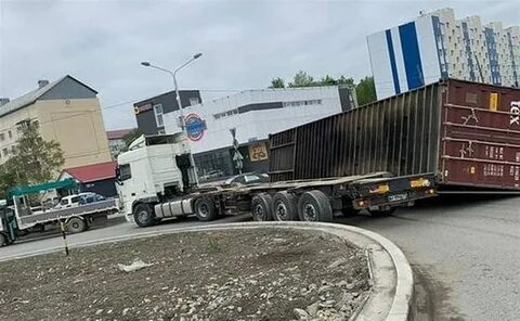 Упал груз