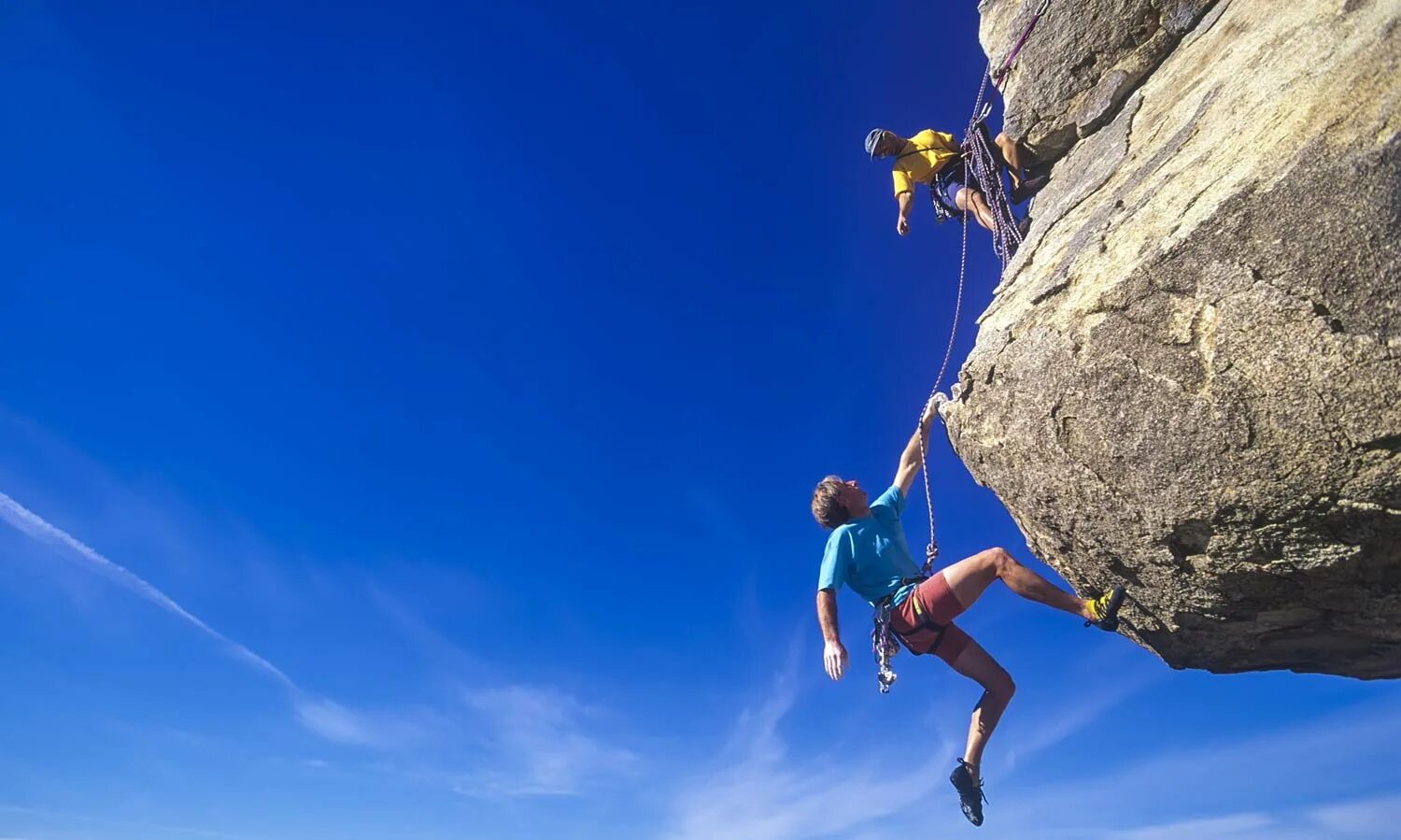 Rock climber rock climber org ru. Скалолаз висящий на скале. Скалолаз нависание. Решительность. Альпинисты помогают.