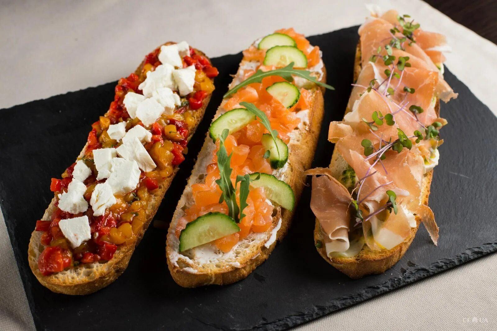 Бочонки из багета. Пеньки из багета. Хлеб сыр вино. Закуски для пикника. Бутерброды на закуску.