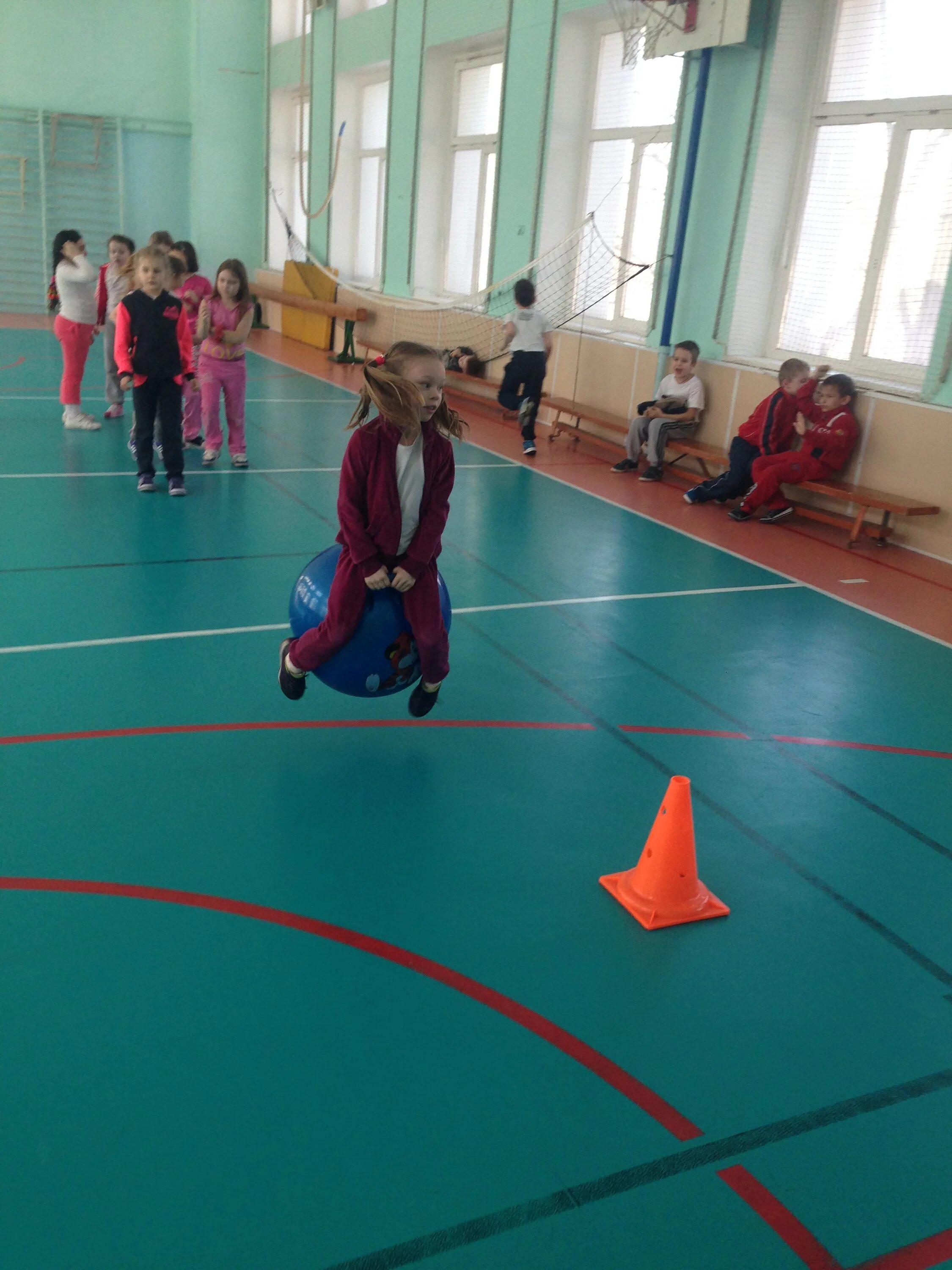 Сценарий спортивного праздника. Спортивный конкурс бабочка как выглядит. Спортивные конкурсы 3 класс в кабинете. Школьники веселые старты. День физкультурника.