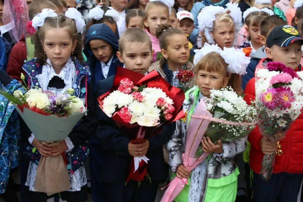 Линейка в школе 2021. Школа 15 курск. Школа первое сентября. Школа 58 курск 1 сентября 2022 года. Пойдут ли дети в школу в курске.