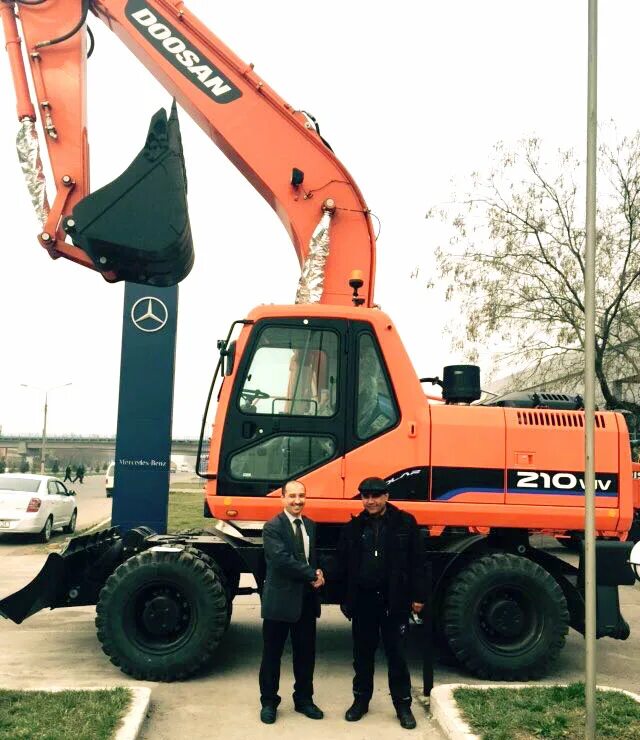 Doosan solar 210w. Doosan solar 210. экскаватор solar 210w-v. экскаватор solar 210. экскаватор дусан 210 колесный.