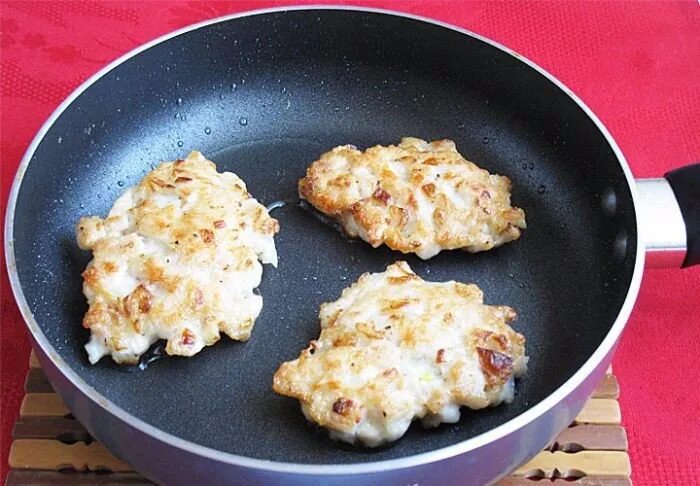 Котлетки из куриного филе с майонезом. Котлеты из куриного филе. рубленые куриные котлетки из филе. котлеты с кусочками куриного филе. рубленные котлеты из куриного филе.