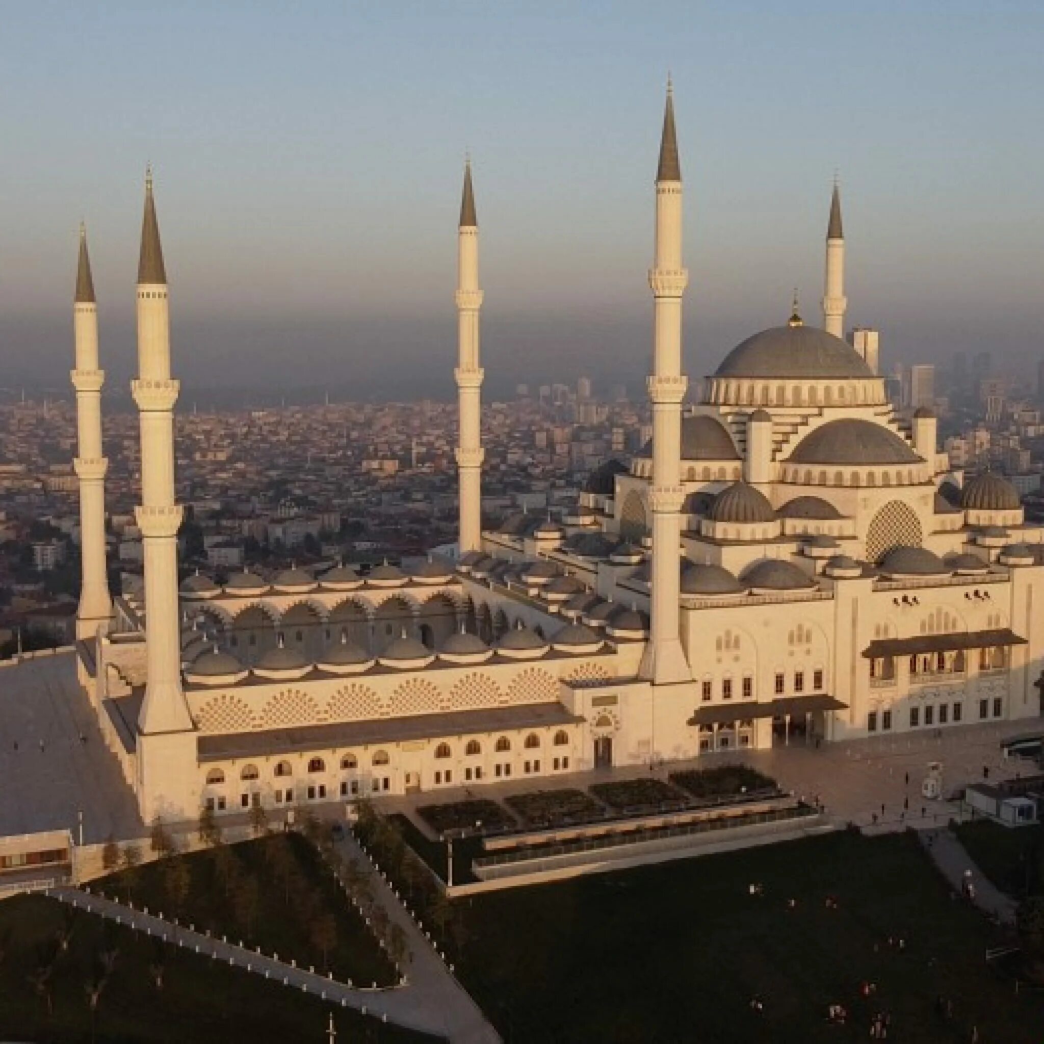 Самая большая мечеть в стамбуле чамлыджа. Мечеть в турции чамлыджа. Самая большая мечеть в турции чамлыджа. Мечеть чамлыджа. Новая мечеть в стамбуле чамлыджа.