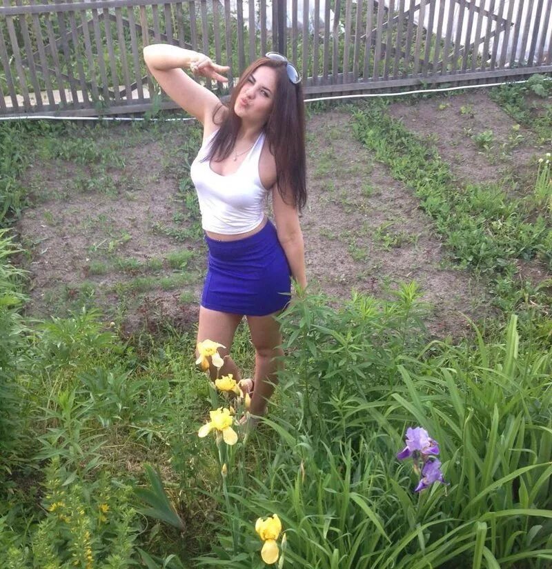 Я помогаю на даче. Семья на даче. Дачницы на даче. Отпуск на даче. Фотосессия на даче.