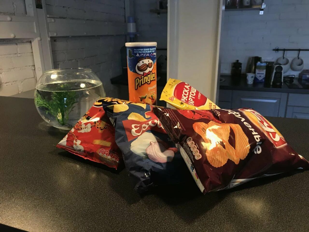 Чипсы на ночь. Чипсы на ночь. Чипсы потато. Эстрелла ночные. Чипсы много эстетика.