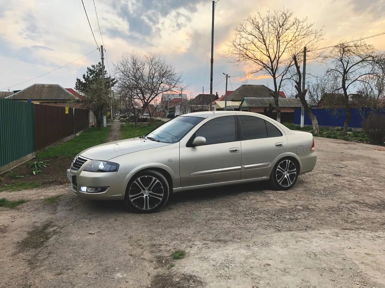 Диски на ниссан классик. Nissan almera classic b10. Nissan almera classic r17. Диски на ниссан классик. Ниссан альмера классик на 17 дисках.