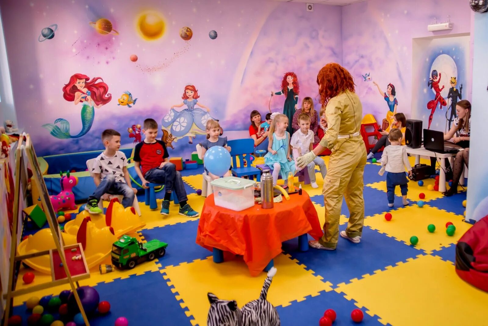 Игры в игровой комнате. Дети играющие в саду. Сухой бассейн в детском саду. Детские спортивные занятия. Игрушки для игровой комнаты.