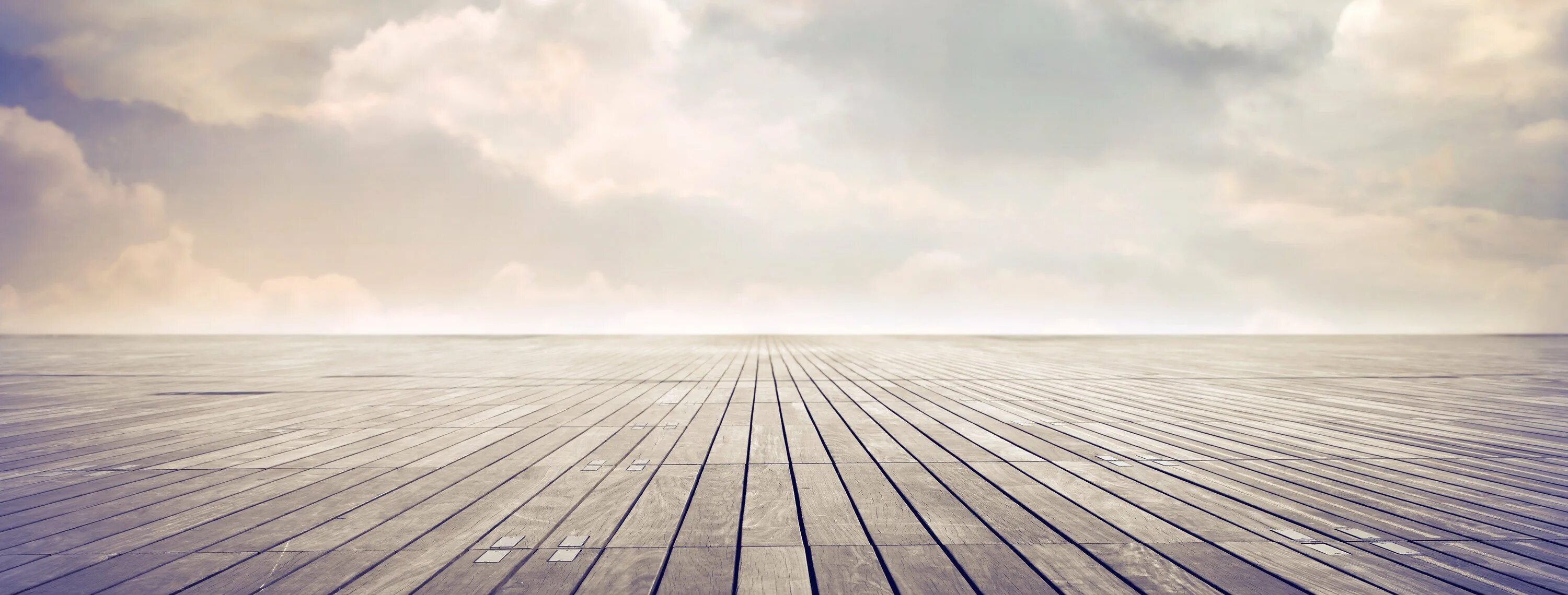 Sky floor. Стильный офис мечты. Эстетика кабинета мечты. Высокий офис. Панорамный вид на город.