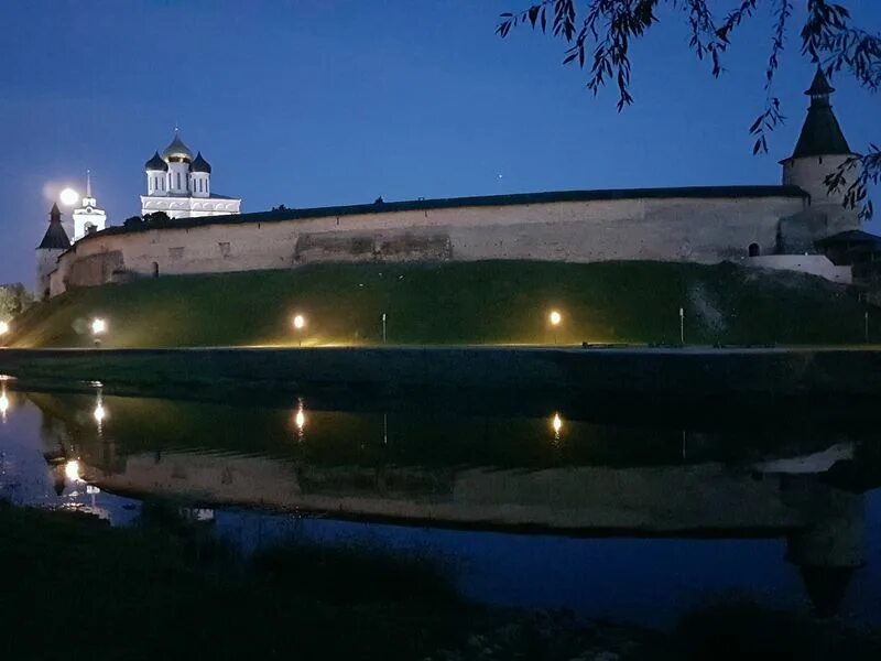 Больше десяти не собираться: В башнях Псковского Кремля водят экскурсии