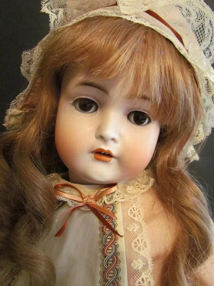 Старая куколка. Антиквариатные куклы. Антикварные фарфоровые куклы. Красивые старинные куклы.