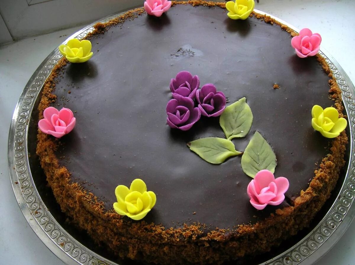 Как украсить готовую. Украшение торта цветами. Украшение торта вафельными цветами. Цветы для украшения торта. Украшения торта цветами из вафли.