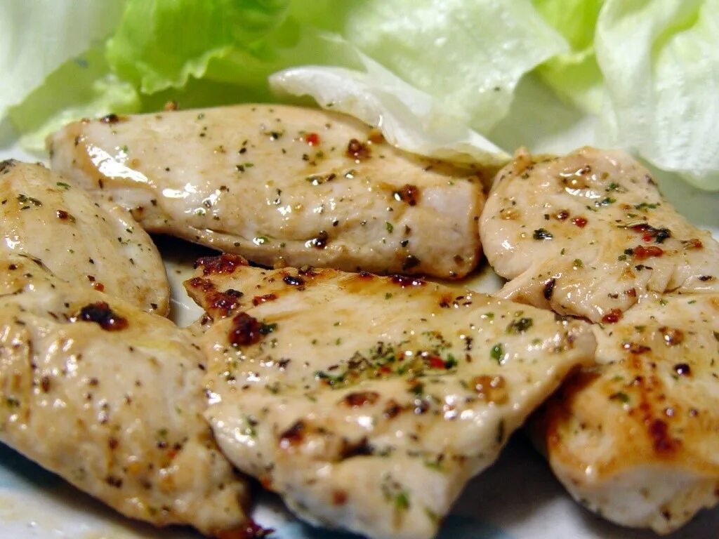 Грудка в духовке. Куриное филе на сковородке. Куриная грудка в духовке. Сочная грудка быстро. Сочное куриное филе.