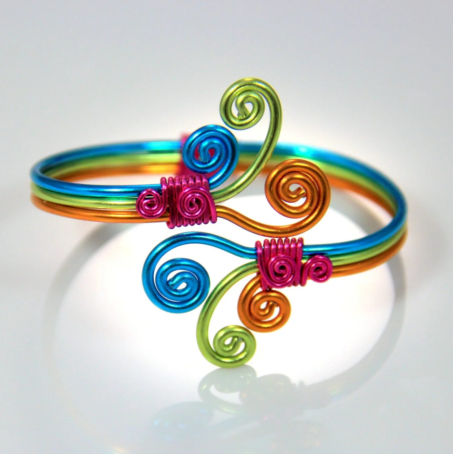 плетение фигур из проволоки. что можно сделать из цветной проволоки. украшения из цветной проволоки. что можно сделать из цветной проволоки. кулон из проволоки.