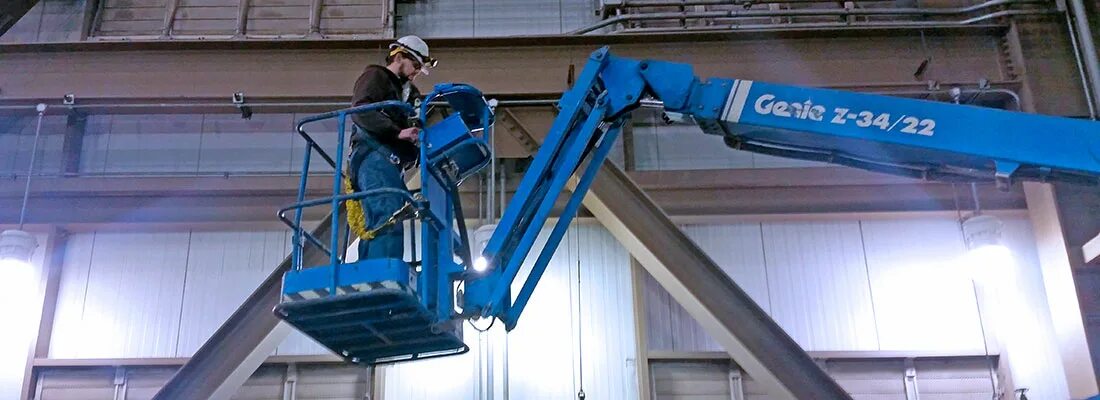 Оператор платформы подъемной. Люлька для вилочного погрузчика для подъёма людей. Монтаж лифтовое оборудование. Вышка jlg самоходная. Оператор подъемника.