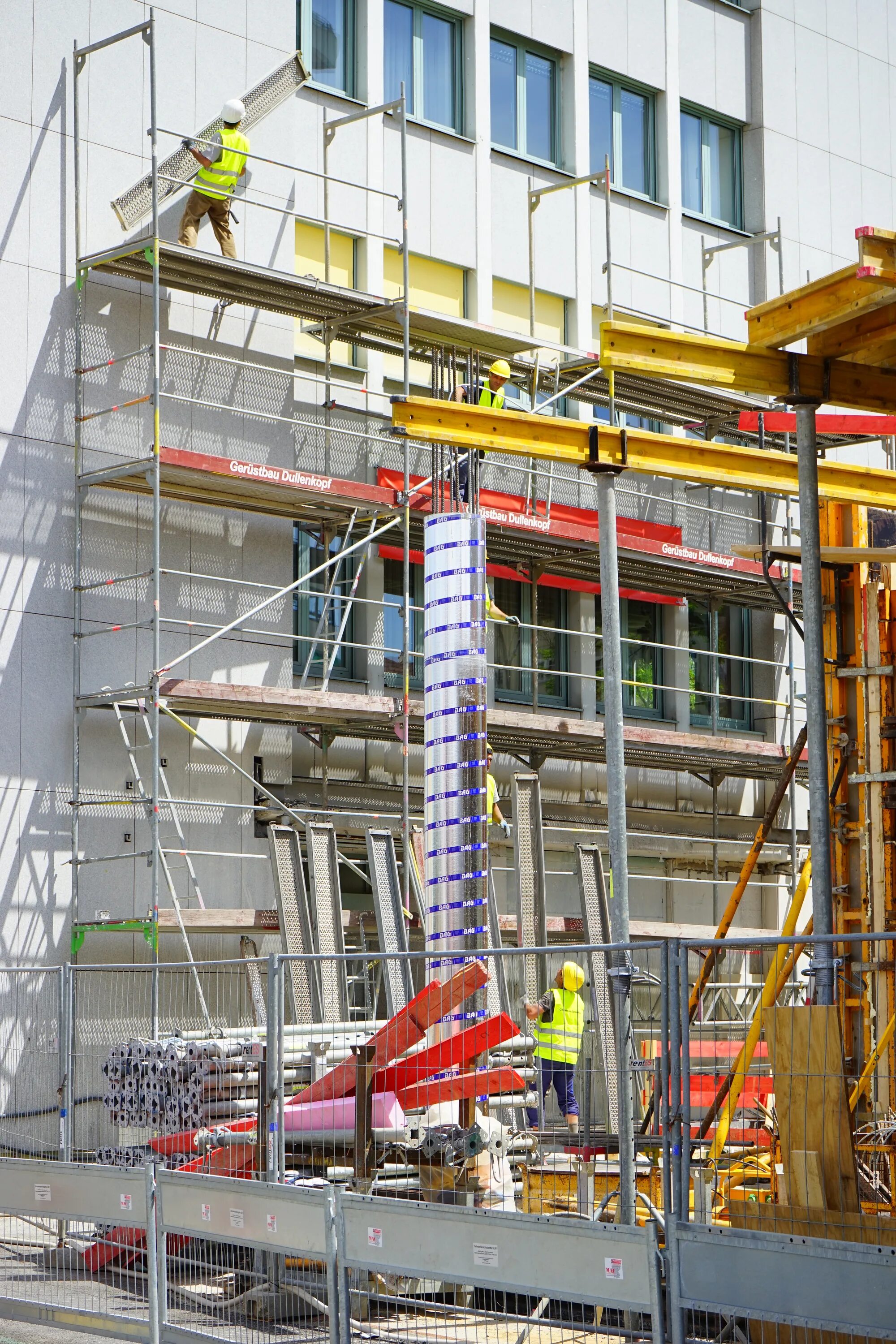 Площадки для строителей. Площадка уфимский кремль. Детская строительная площадка. Стройка вблизи. Стройка и строители.