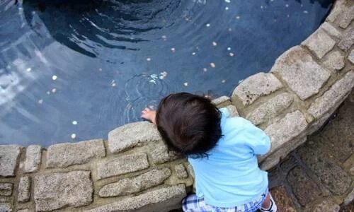 Бросил в воду ребенка. Камень брошенный в воду. Бросил в воду ребенка. Папа учит ребенка плавать. Брошенный камень.