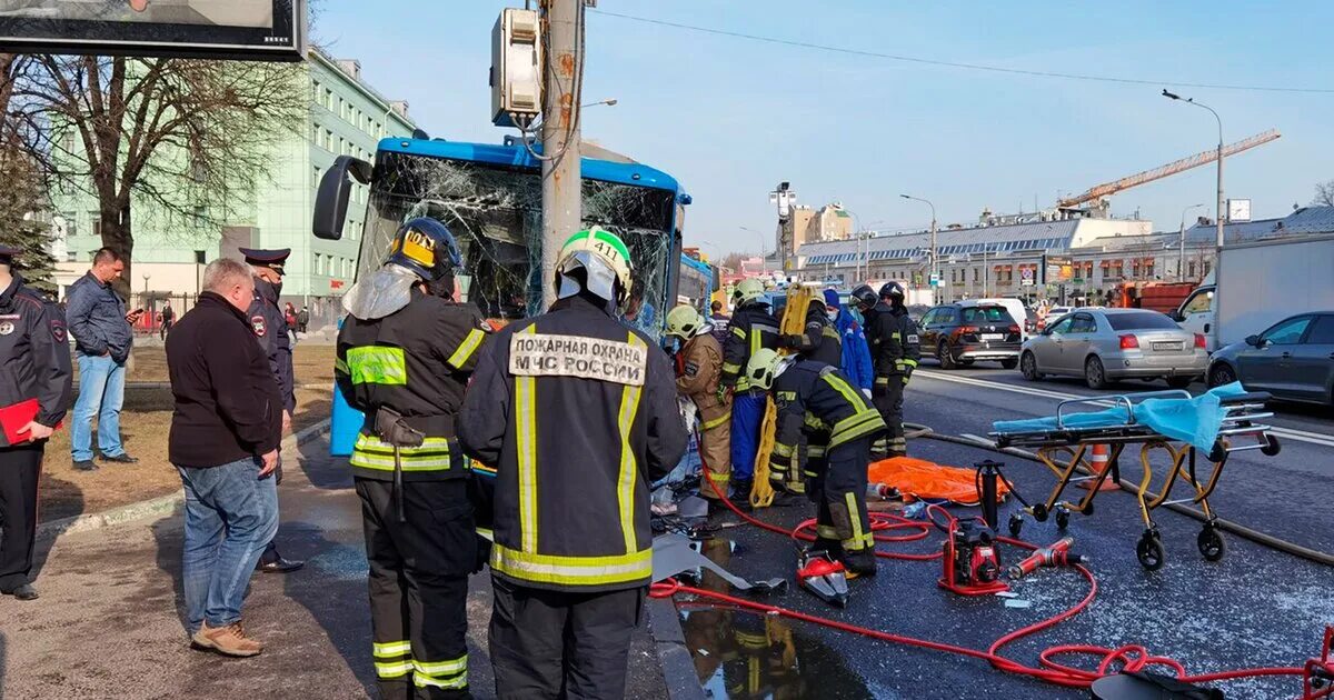 Маршала бирюзова в москве. Дтп с mercedes на зубовском бульваре в центре москвы. Москва 24 дтп сегодня. Дтп с мерседесом москва зубовский бульвар. Дтп на зубовском бульваре в москве.
