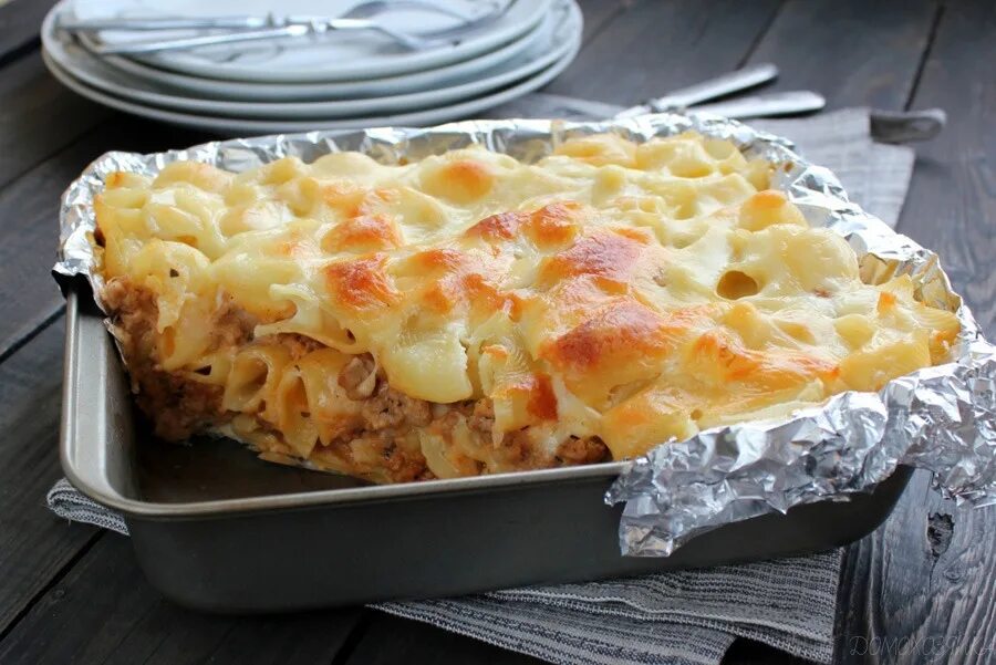 Макароны в духовке с яйцом и молоком. Макаронник лазань. макаронник лазанья. гриб лапшевник. запеканка из макарон с фаршем и сыром в духовке.