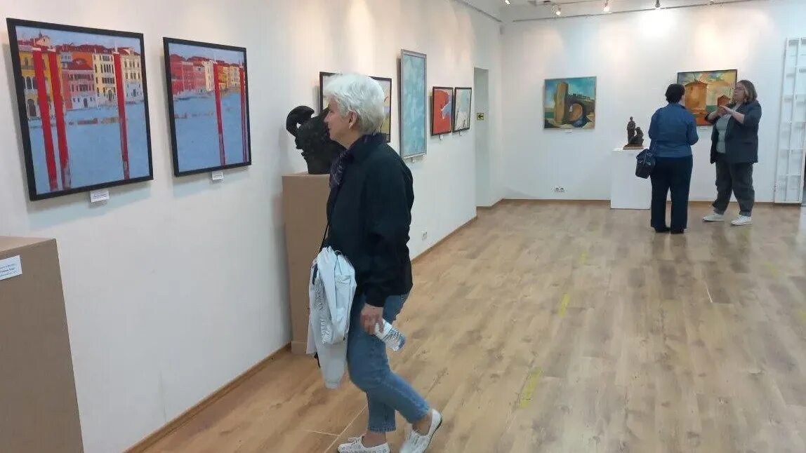 Выставка на улице. Пешеходная аллея. Художественная школа. Новая красивая выставка. Выставка лето 2024 екатеринбург.