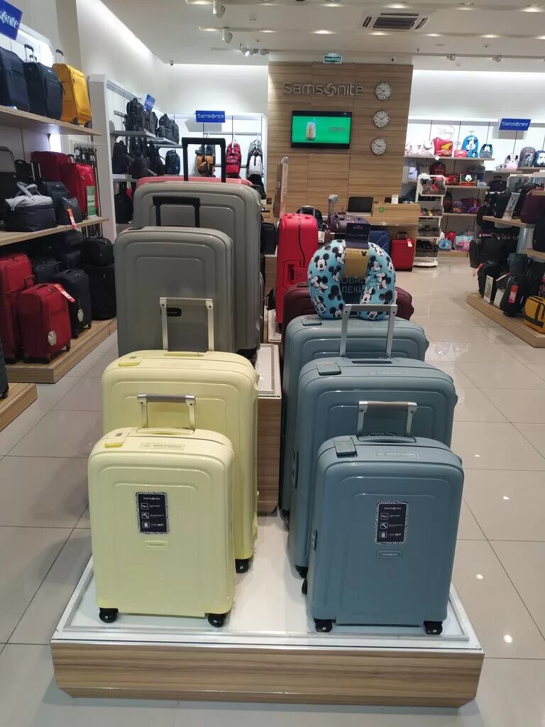 Samsonite витрина. менделеева 118 уфа багаж антураж. чемодан про магазин. самсонайт чемоданы дисконт. чемоданы tevin производитель.