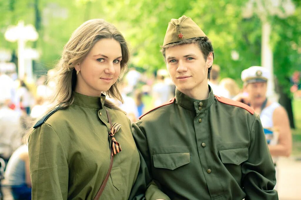 Девушка и парень в форме. Парень и девушка в военной форме. девушка в гимнастерке. студенты в военной форме. военная форма на 9 мая.
