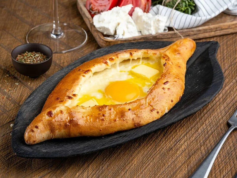 Хачапури по-аджарски 300 гр. Аджария хачапури. Хачапури по имеретински. Аджария хачапури. Хачапури по-аджарски 300г.