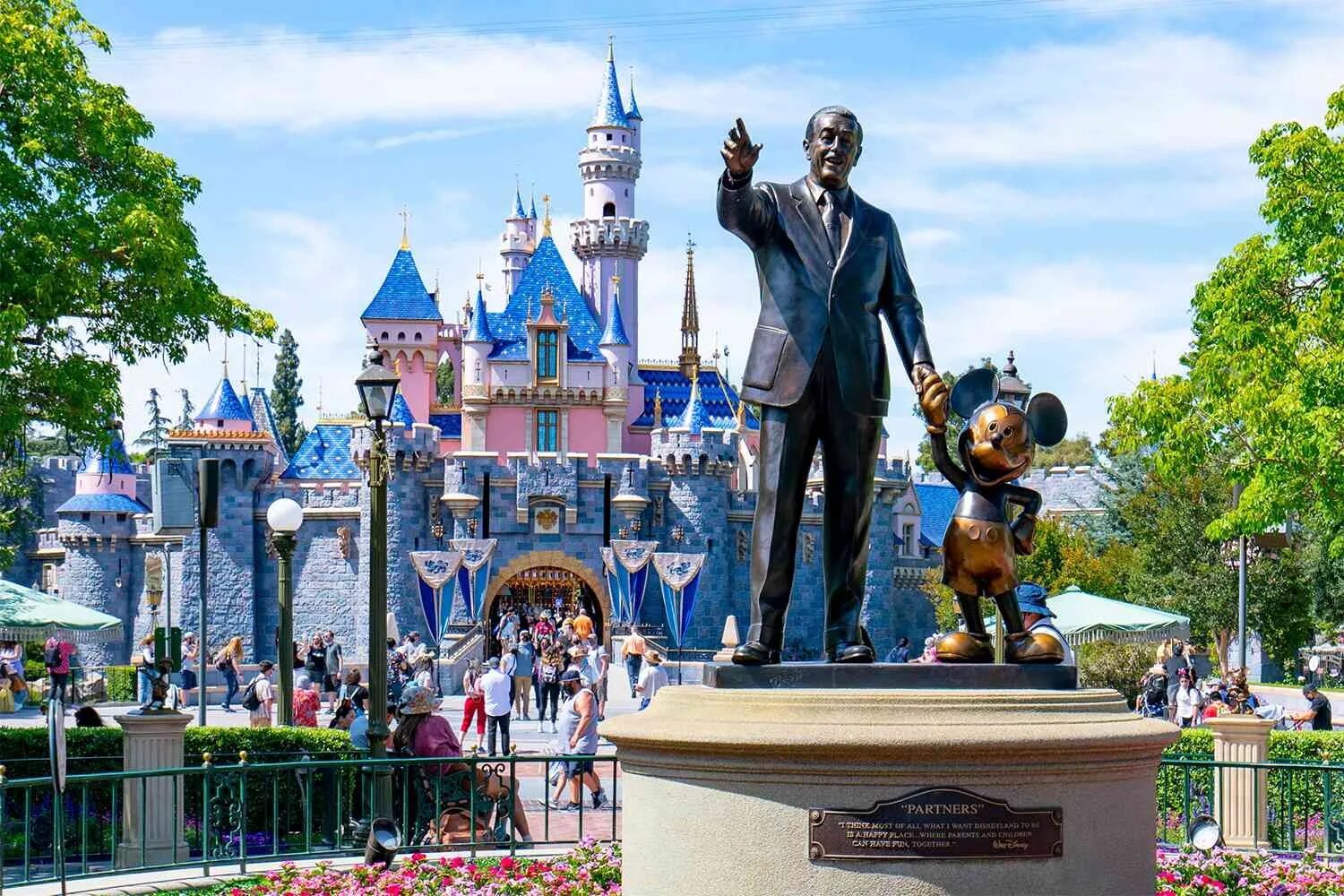 Диснейленд в японии. Дисней. Уолт. Walt disney (уолт дисней). Дисней 2025 году.