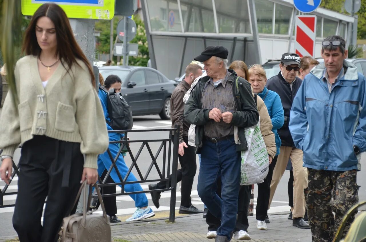 Хабенский 2023. Как одеваются в Сочи. День города Сочи 2023 фото. Люди России за мир.