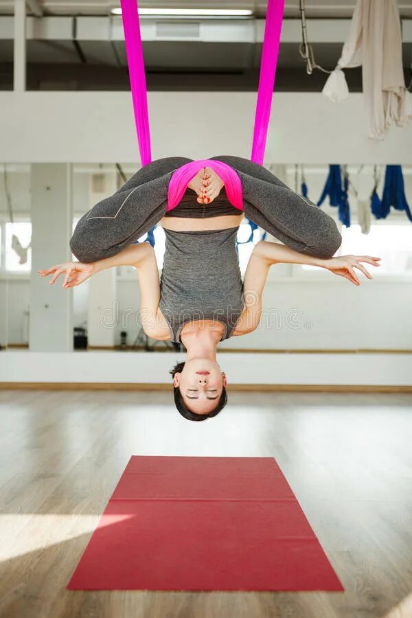 Випарита карани. Девушка подняла ногу. Ноги на стену. Поза девушка вверх ногами. Девушка лежит ноги вверх.